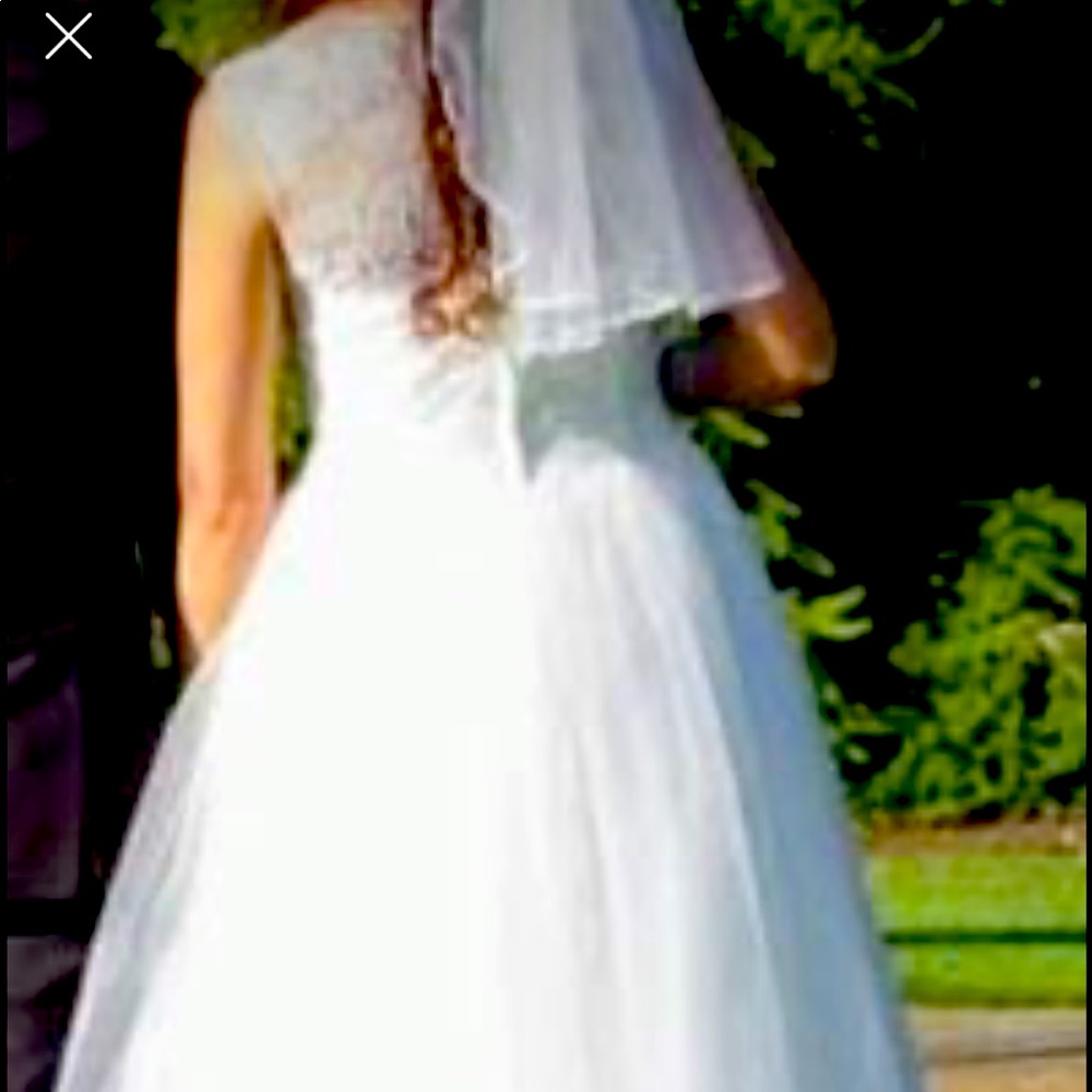Davids Bridal size 6 lace and tulle wedding dress